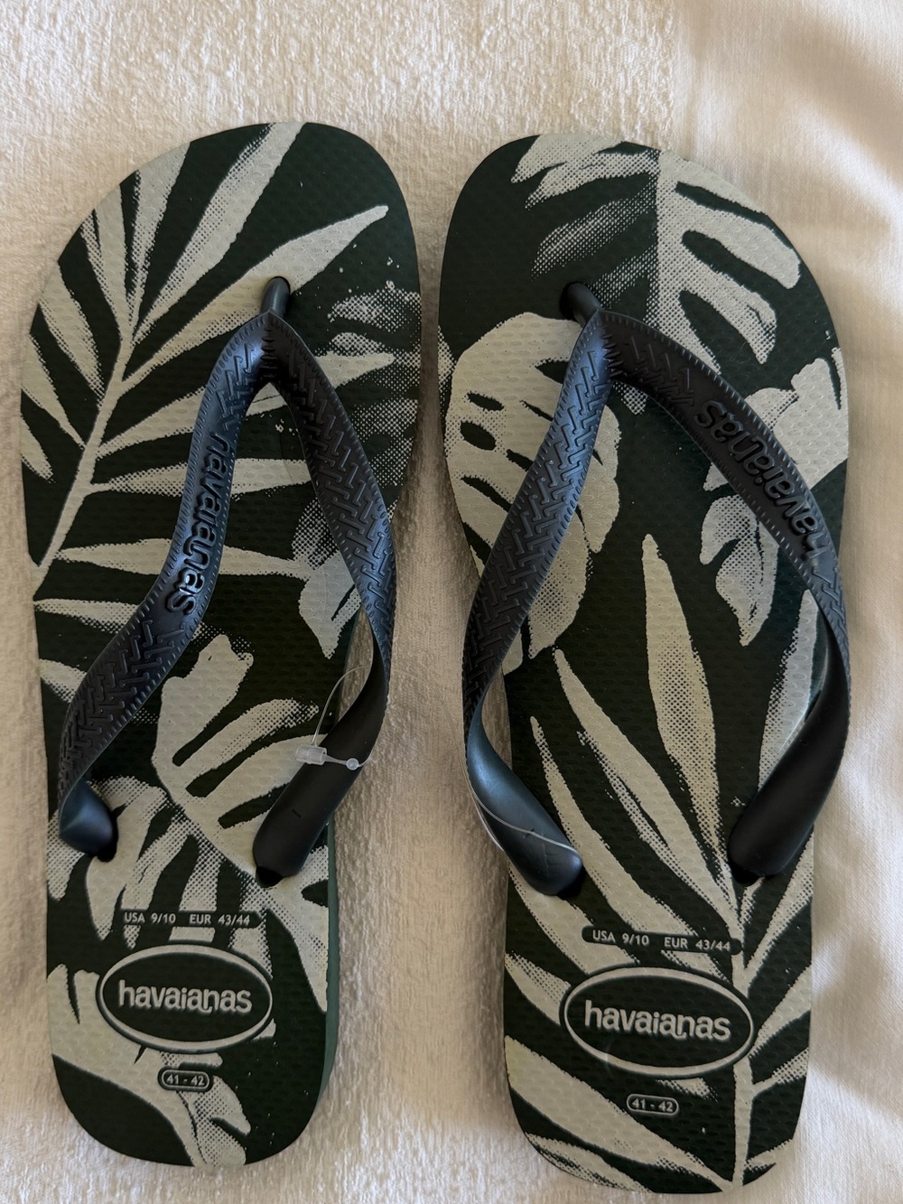 Havaianas Top Aloha Thongs in green olive